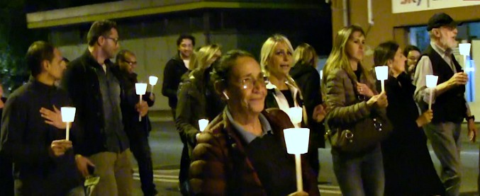 Copertina di Genova, l’ex quartiere operaio in strada contro 12 migranti:  “Prima ci hanno tolto tutto e ora promettono 7 milioni”