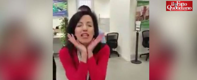 Copertina di In filiale si gira un video motivazionale, il risultato è surreale. La clip finisce in rete e diventa virale