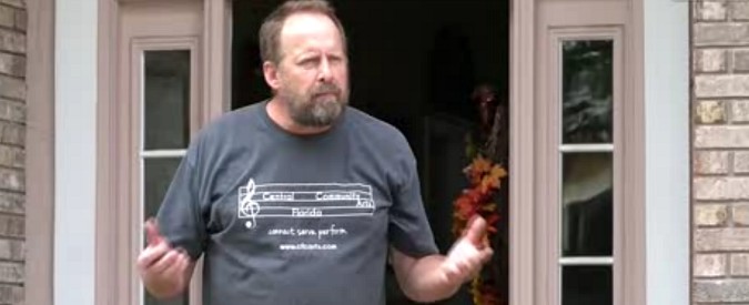 Copertina di Las Vegas, il fratello del killer assediato dai media: “Siamo distrutti. Possiamo solo fare le condoglianze”