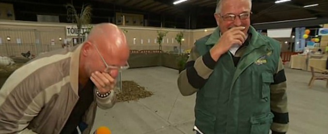 Copertina di L’allevatore di polli ride come un gallo. L’effetto è contagioso e l’intervista si trasforma in una comica