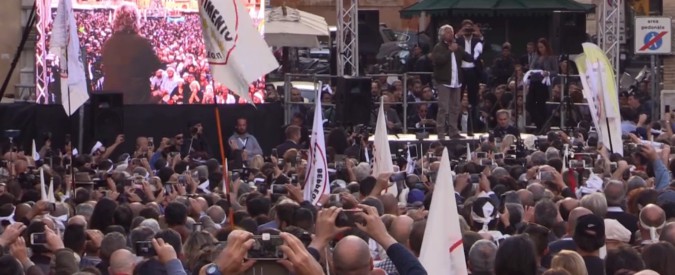 Copertina di Rosatellum, fischi dalla piazza M5S contro Grasso. Di Battista: “Parlamento sotto ricatto. Mattarella non firmi”