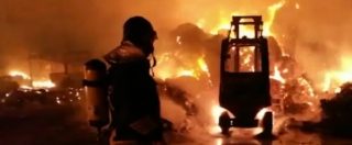 Copertina di Sanremo, grosso incendio in un deposito di rifiuti differenziati. Chiusa la A10