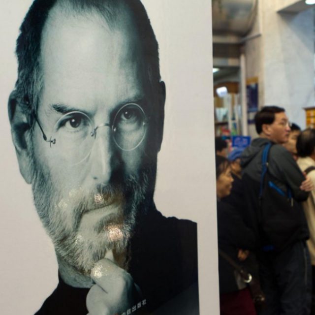Steve Jobs, sei anni fa moriva il guru della Mela. All’asta una rivista autografata