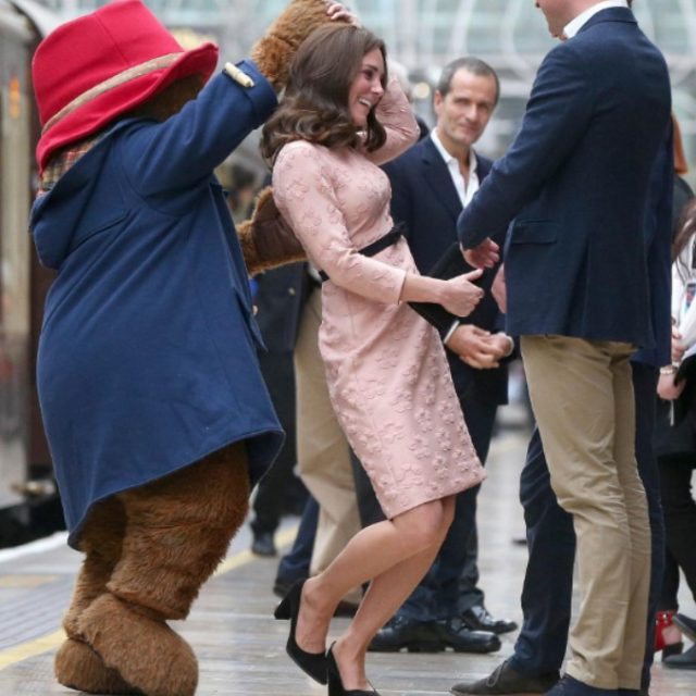 Kate Middleton, la futura mamma balla (con l’orso Paddington)