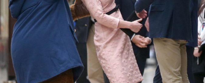 Kate Middleton, la futura mamma balla (con l’orso Paddington)