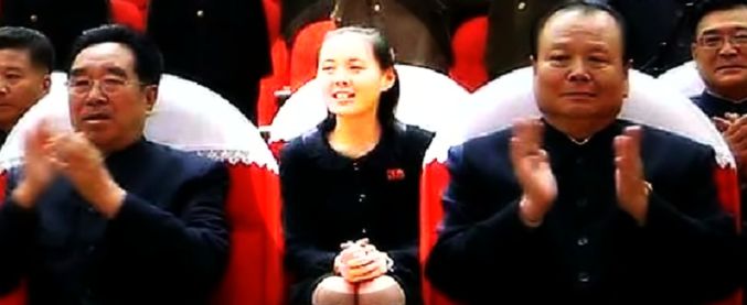 Corea del Nord, sorella di Kim promossa nel politburo: è lei la stratega del regime. Il leader esalta le “preziose armi nucleari”