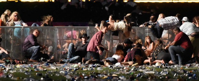 Las Vegas, sparatoria durante un concerto country: 2 morti, 24 feriti. ‘Ucciso sospetto’