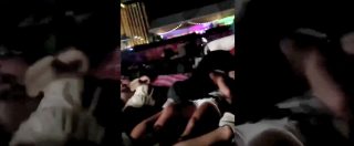 Copertina di Las Vegas, folla a terra. Il panico mentre continuano le raffiche di colpi al concerto country