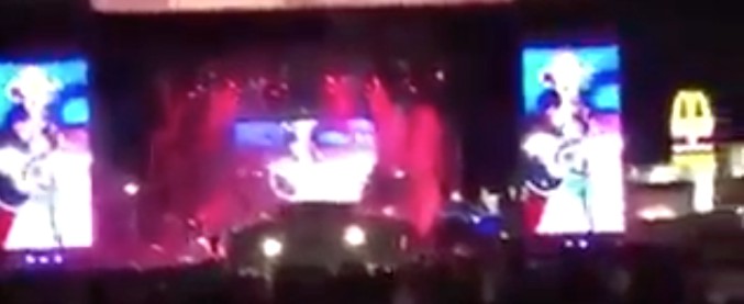 Copertina di Las Vegas, le raffiche di colpi mentre la band ancora suona. Poi il cantante se ne accorge