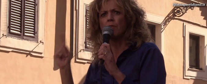 Copertina di Legge elettorale, Lezzi dal palco parla di Mattarella. In piazza il popolo M5s fischia