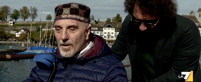 Copertina di Fine vita, Piazzapulita con Loris Bertocco per l’ultimo viaggio in Svizzera. La madre: “Un peso terribile, ma è meglio per lui”