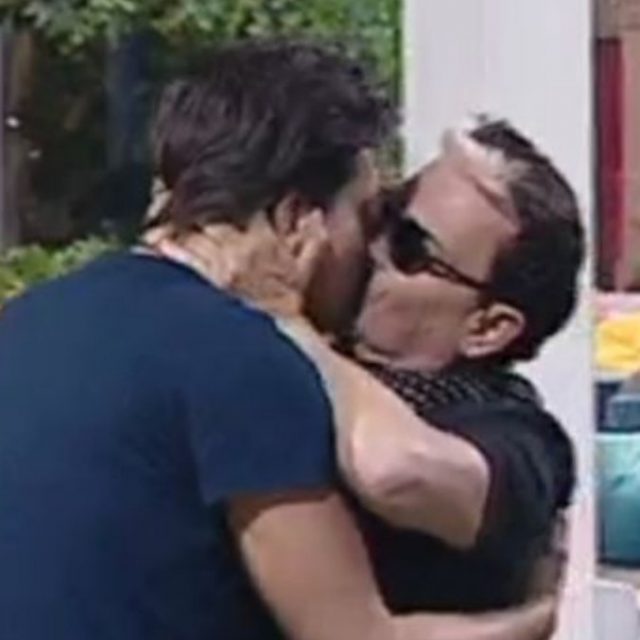 Grande Fratello Vip, Cristiano Malgioglio bacia a lungo sulla bocca Lorenzo Flaherty: “Contro l’omofobia”