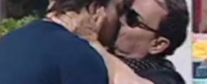 Grande Fratello Vip, Cristiano Malgioglio bacia a lungo sulla bocca Lorenzo Flaherty: “Contro l’omofobia”
