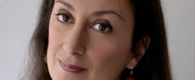 Daphne Caruana Galizia, 3 uomini incriminati per l’omicidio. “Bomba azionata con sms inviato da barca”