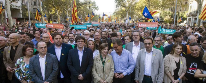 Barcellona, 500mila catalani in piazza contro il commissariamento. Puigdemont a Rajoy: “Peggior attacco da Franco”