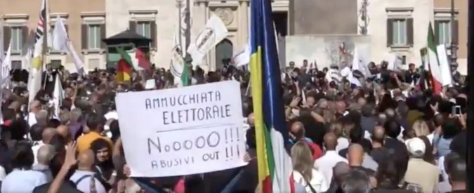 Copertina di Legge elettorale, protesta M5S davanti a Montecitorio. Segui la diretta