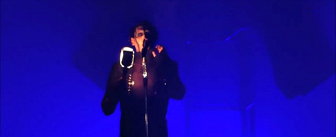 Copertina di Paura al concerto di Marylin Manson: il cantante cade sul palco e viene travolto dall’enorme scenografia
