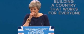 Copertina di Theresa May, il discorso del rilancio è un flop. Sul palco accade di tutto: contestatore, tosse e lettere cadenti