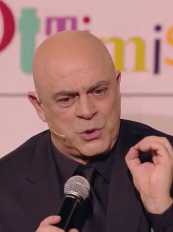 Copertina di Minniti, l’esilarante imitazione di Crozza: ” Vengo da Sinistra per questo do la precedenza a Destra. Vincere e vinceremo!”