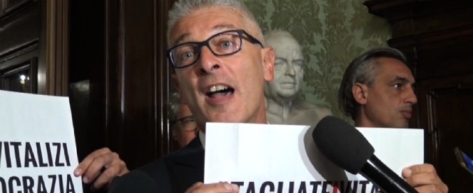 Copertina di M5S, flash-mob in Senato ed è subito bagarre: “Tagliate i vitalizi, non la democrazia”