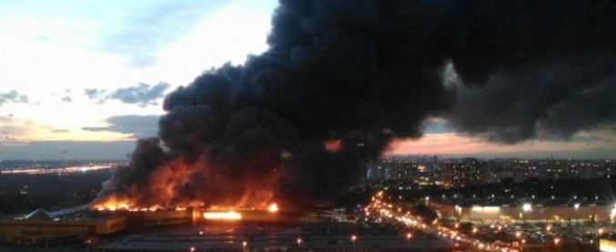 Copertina di Inferno di fuoco in un centro commerciale, 3000 persone evacuate nel centro di Mosca