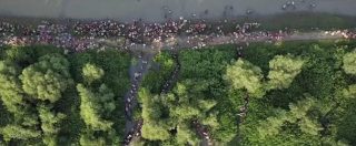 Copertina di Birmania, migliaia di musulmani rohingya attraversano il fiume per arrivare in Bangladesh. Le immagini riprese dal drone