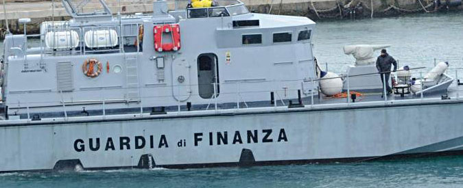 Puglia, 7 arresti per favoreggiamento dell’immigrazione clandestina. Il denaro riciclato acquistando barche della Finanza
