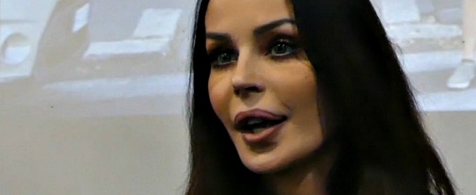 Copertina di Ostia, Nina Moric alla cena elettorale di Casapound: “Io candidata? Se lo ha fatto Razzi, posso farlo anch’io”