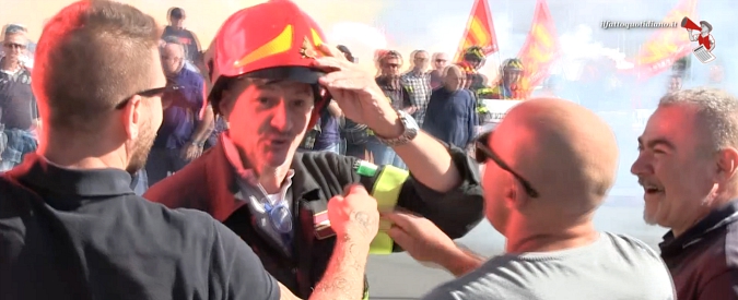 Copertina di Genova trema, tute blu in marcia contro gli esuberi Ilva. L’abbraccio solidale del vigile del fuoco: “Dovrebbe esserci tutta la città”