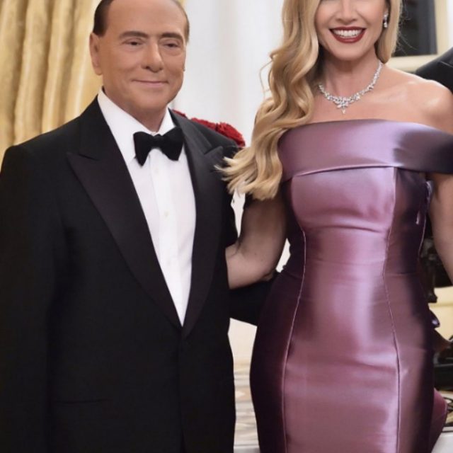 Federica Panicucci festeggia 50 anni a casa Berlusconi. Marysthell Polanco: “Noi nel 2011 olgettine… E queste signore negli anni ’70?”