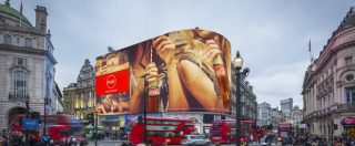 Copertina di Piccadily Circus, a Londra debutta lo schermo con la pubblicità personalizzata. Ecco il Grande Fratello dell’auto