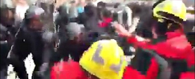 Copertina di Referendum Catalogna, polizia manganella un gruppo di vigili del fuoco schierato in difesa dei seggi