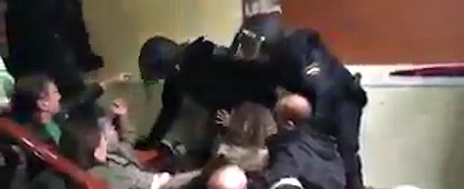 Copertina di Referendum Catalogna, polizia sgombera un seggio: calci agli occupanti portati via di peso