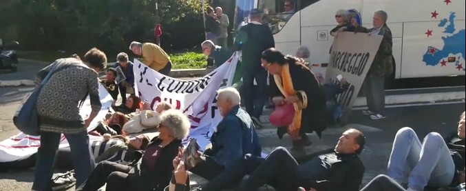 Copertina di Roma, la protesta degli attori della Fondazione Piccolomini: “Comune occupa il nostro parcheggio senza pagare. Raggi sia diversa”