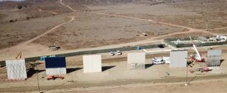Copertina di Usa, prove di muro in California. Montati 8 prototipi al confine con il Messico: il video dal drone