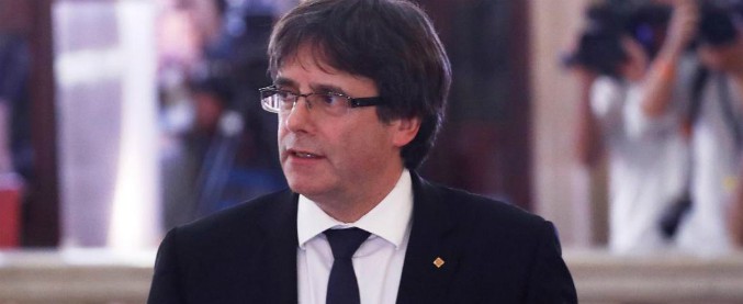 Copertina di Puigdemont: “Catalogna stato sovrano in forma repubblicana. Ma sospendiamo dichiarazione, serve dialogo”. El Pais: “Madrid prepara reazione”