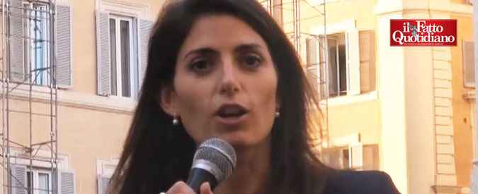 Copertina di Legge elettorale, Raggi super star al presidio M5S. Per lei applausi, selfie e un casco da pompiere