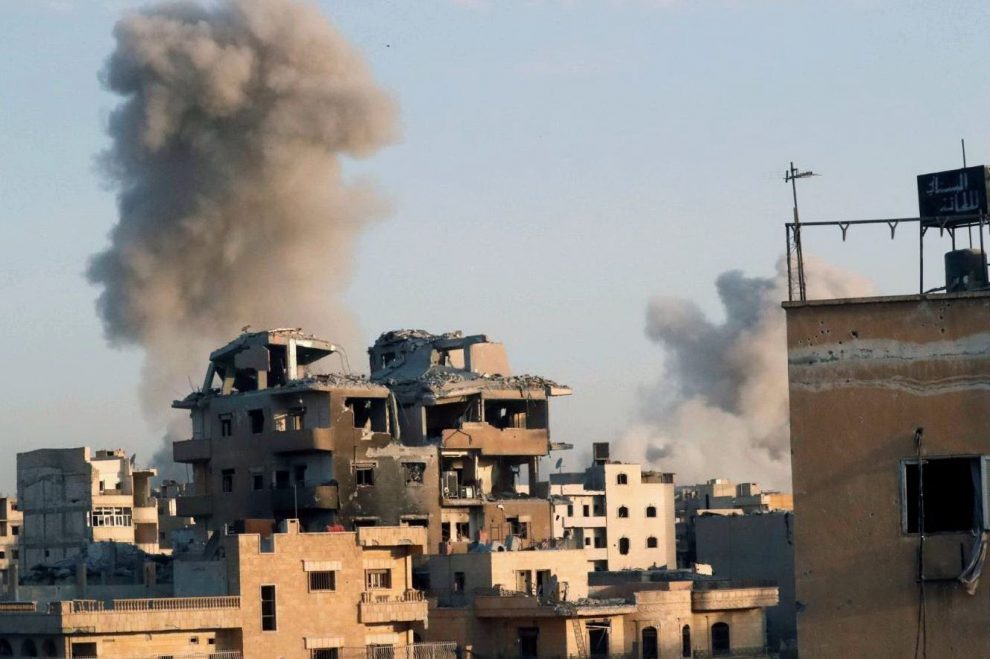 Nuvole di fumo salgono dalle postazioni Isis bombardate dalla coalizione internazionale