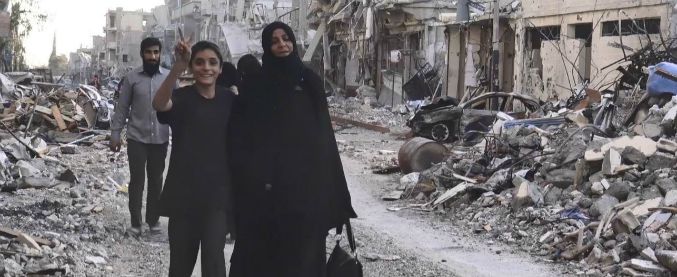Copertina di Raqqa, caduta la capitale dell’Isis: “Completamente strappata al Califfato”. 3.200 morti nella battaglia finale – FOTO
