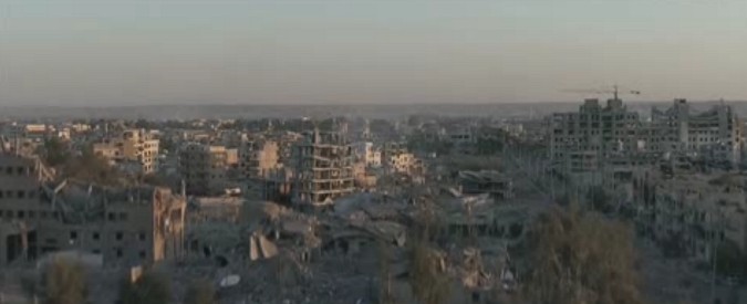 Copertina di Siria, un drone vola sulle rovine di Raqqa. L’ex roccaforte dell’Isis tra macerie e rovine senza vita