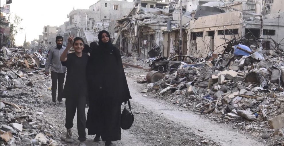 Civili nelle strade di Raqqa liberata dall’Isis
