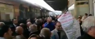 Copertina di Destinazione Italia, il treno di Renzi arriva a Vasto. In stazione viene accolto dal coro “Buffone, buffone”
