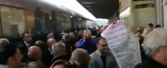Copertina di Destinazione Italia, il treno di Renzi arriva a Vasto. In stazione viene accolto dal coro “Buffone, buffone”