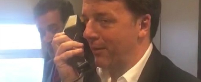 Copertina di Renzi come Berlusconi, fa il ferroviere sul Treno Pd e annuncia l’anticipo: “Siamo sempre Avanti!”