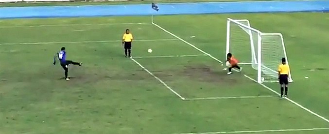 Copertina di La palla finisce sulla traversa ma il portiere esulta troppo presto: il rigore è tutto da ridere