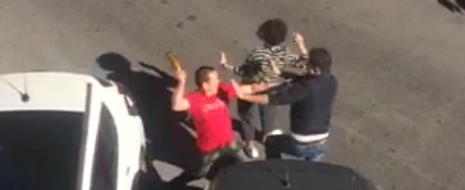 Copertina di Roma, la lite in strada degenera: calci e pugni all’Esquilino. E la bottiglia ‘esplode’ sulla testa