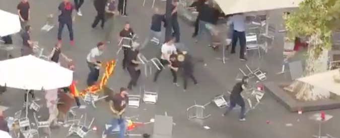 Copertina di Barcellona, gli unionisti si spaccano: mega rissa tra ultras in plaza de Catalunya dopo la manifestazione nazionalista