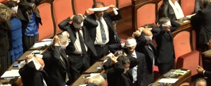 Copertina di Rosatellum, Finocchiaro chiede la fiducia ed è bagarre in Aula: i cartelli di Si e le bende del M5S