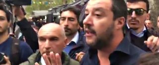 Copertina di Milano, lancio di uova e sputi contro Salvini in via Giambellino: “Via i fascisti, qui non ti vogliamo”
