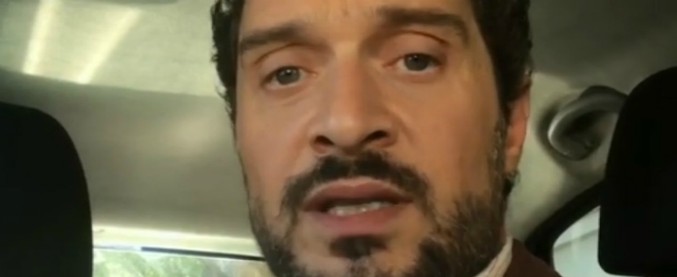 Copertina di Lo sfogo di Claudio Santamaria: “Minacce e insulti sul web. Togliete i social a questi malati di mente”